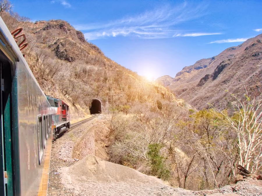 Chepe Express entre los paisajes de las Barrancas del Cobre en la Sierra Tarahumara.