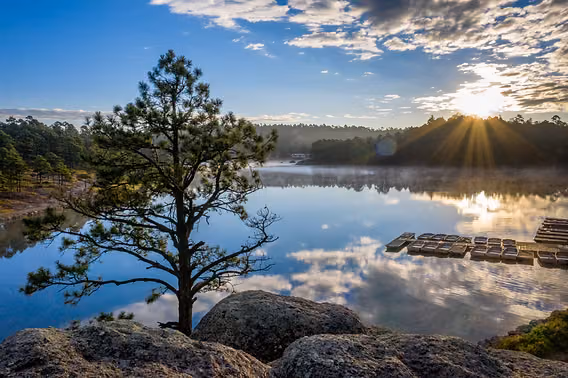 Lago de Arareko rodeado por los bosques de la Sierra Tarahumara cerca de Creel.