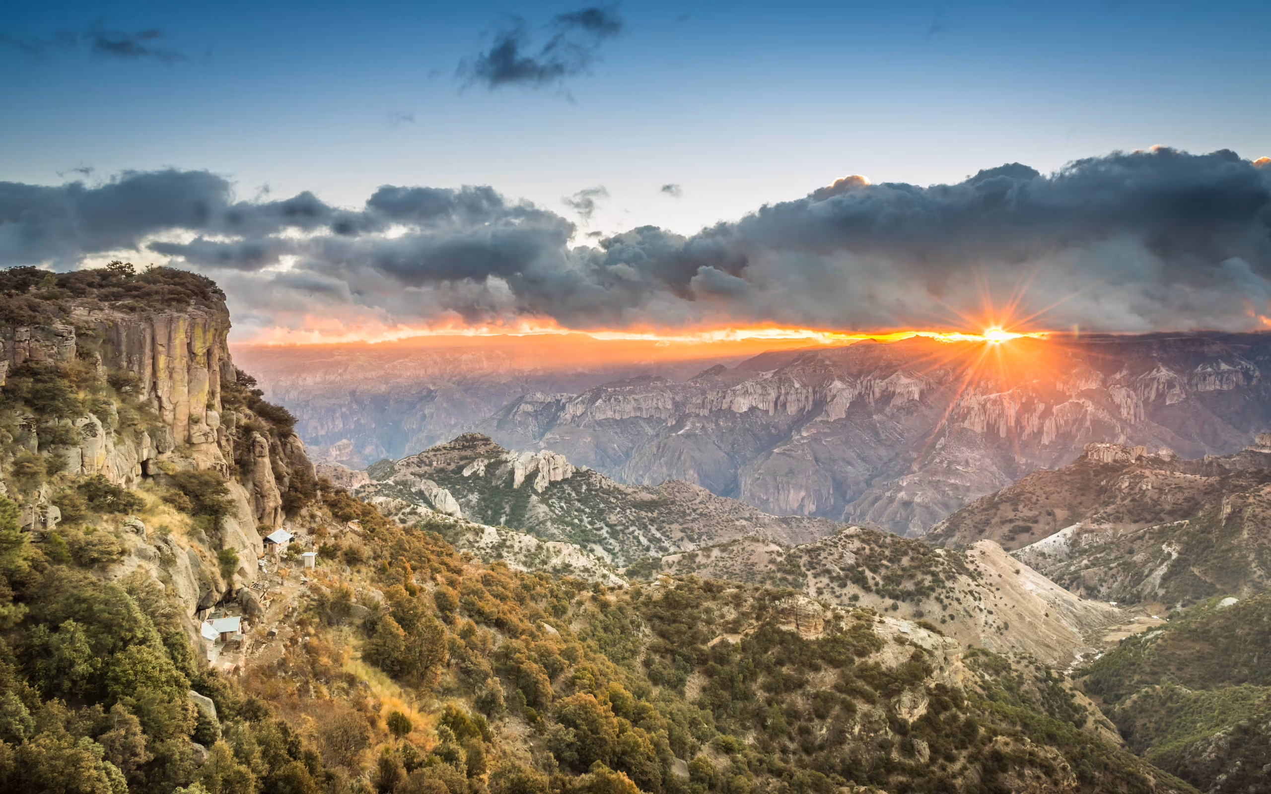 Vista panorámica de las Barrancas del Cobre y la Sierra Tarahumara en Chihuahua