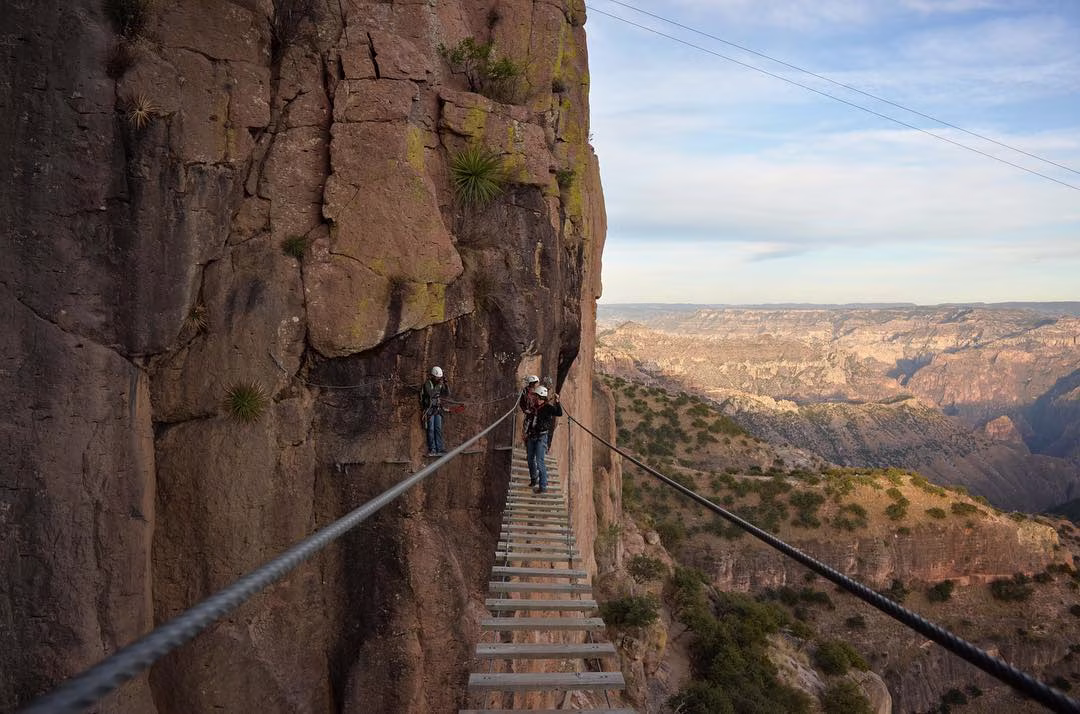 Viajeros en una estación del Chepe Express en la Sierra Tarahumara