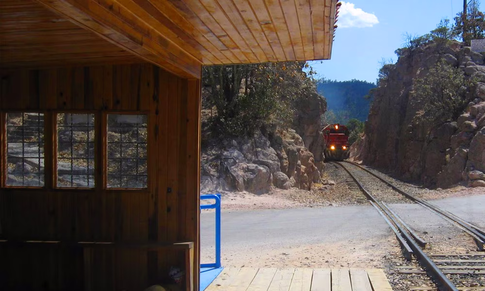 Estación del Chepe Express dentro de una ruta de varios días