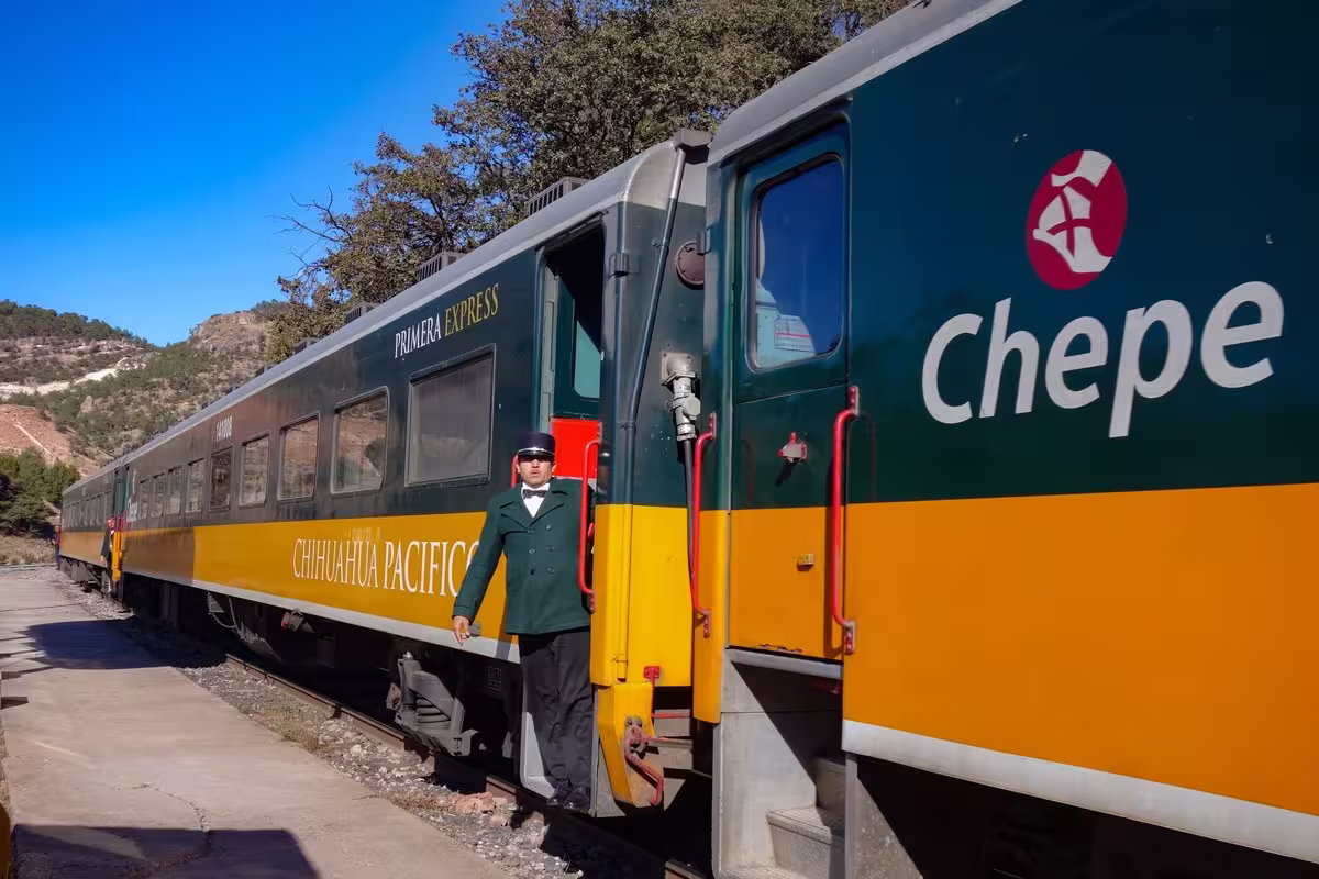 Chepe Express en una de las estaciones de la ruta entre Los Mochis y Creel