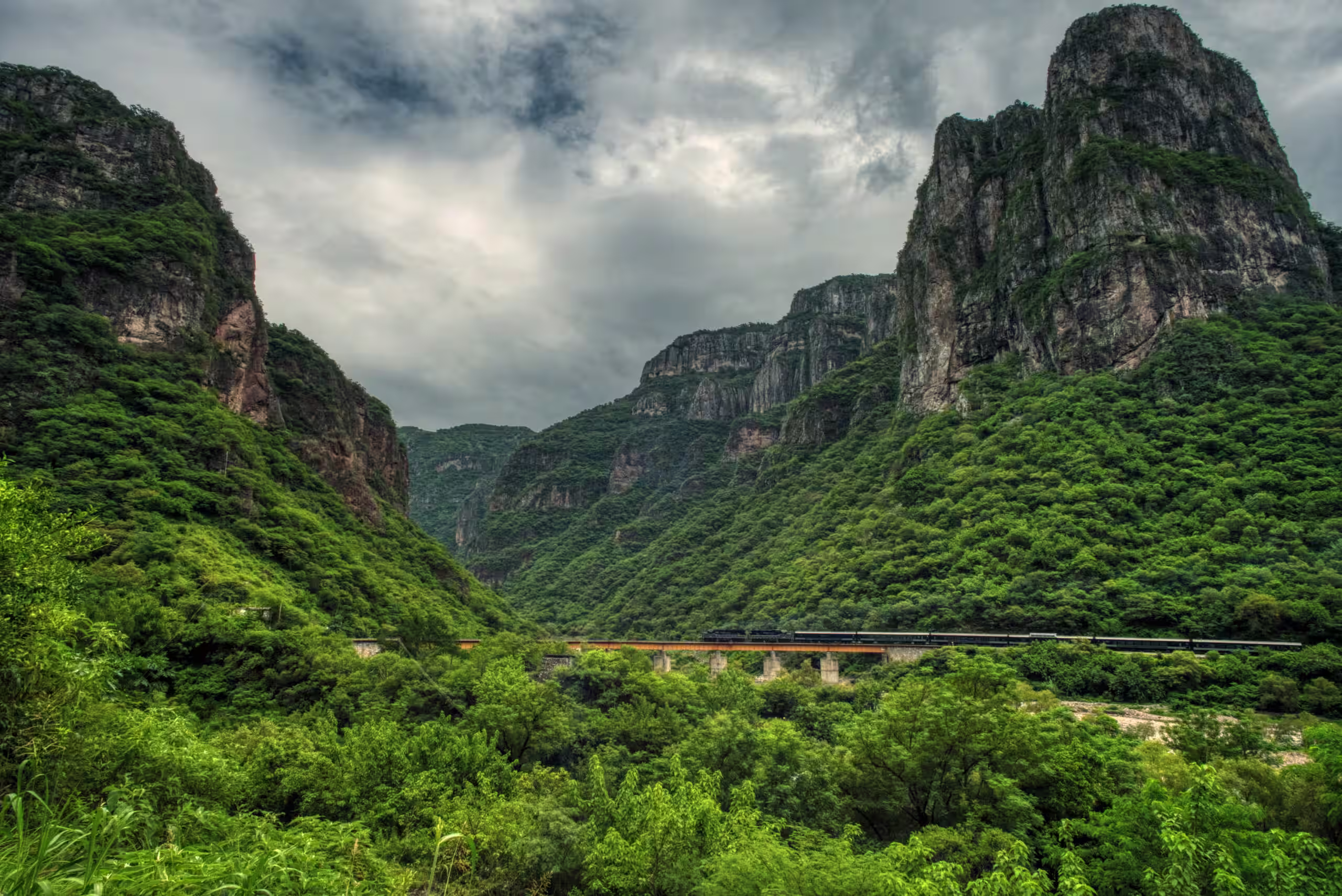La Sierra Tarahumara intensamente verde durante la temporada de lluvias