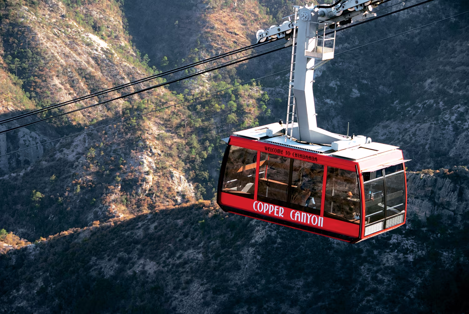 El teleférico de Barrancas del Cobre recorriendo el cañón